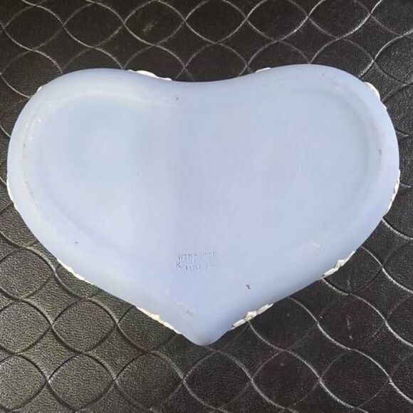 VINTAGE WEDGWOOD BLUE JASPERWARE HEART SHAPED TRINKET BOX NEOCLASSICAL DESIGN - Picture 8 of 13